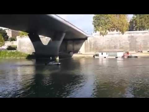 Auto Maserati Biturbo sfreccia nel Tevere