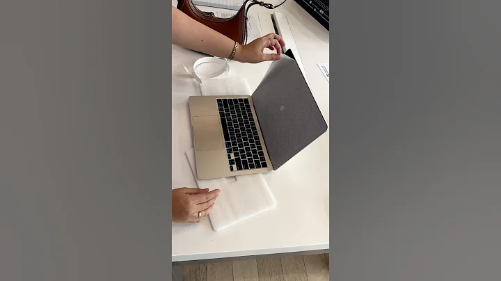 MacBook Air M4 13″ 🌟 Slim & Stunning Starlight 💛 First Impressions