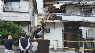 住宅2階に乗用車突っ込む 和歌山、堤防の上から20メートル