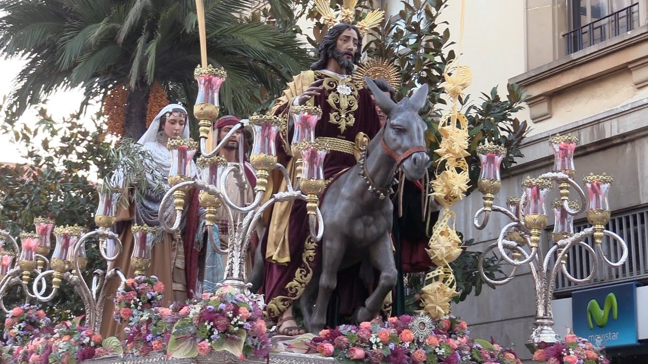 Ceuta se llena de incienso en una procesión magna para el recuerdo