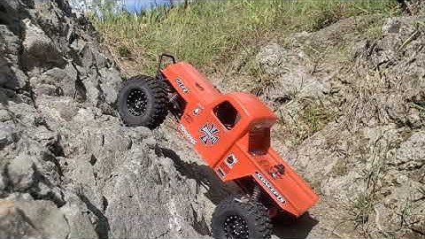 Voodoo KLR Red Trx4 Vs Proline Hyrax G8 Scx10 ii on Rocks