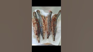 cá nục chiên chấm nước tương ăn với rau sống