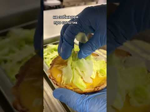 Видео: Что в гамбургере с чеддером?
