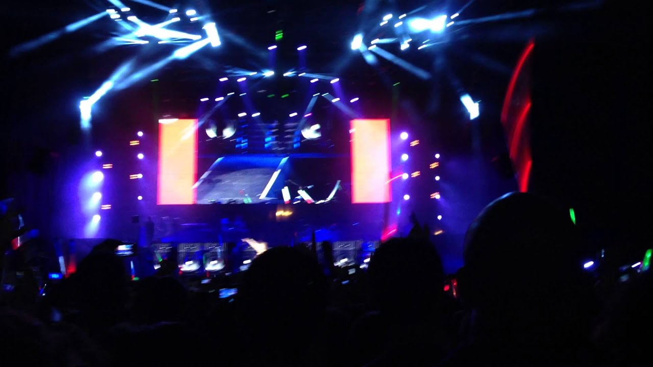 Justin Bieber - Baby ( Believe Tour live in Rio de Janeiro, 2013)