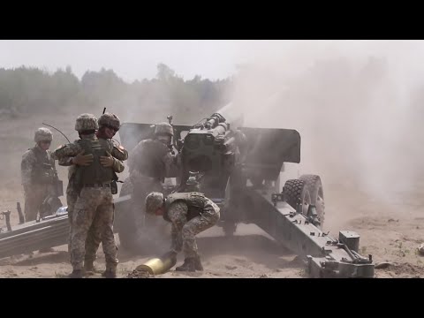 Украинские солдаты обнимаются с американскими на военных учениях в Польше