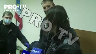 NO COMMENT (VIDEO) // Tânără care și-a spintecat mama, râde în hohote pe banca acuzaților