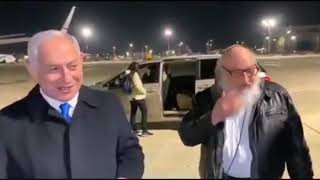 Convicted spy Jonathan Pollard kisses the land upon arriving in Israel