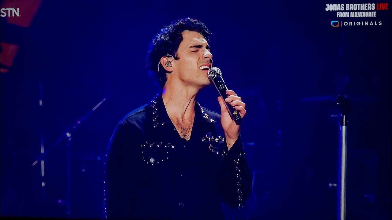 Jonas Brothers - Pushin' Me Away (Acoustic) - Milwaukee, WI - 10