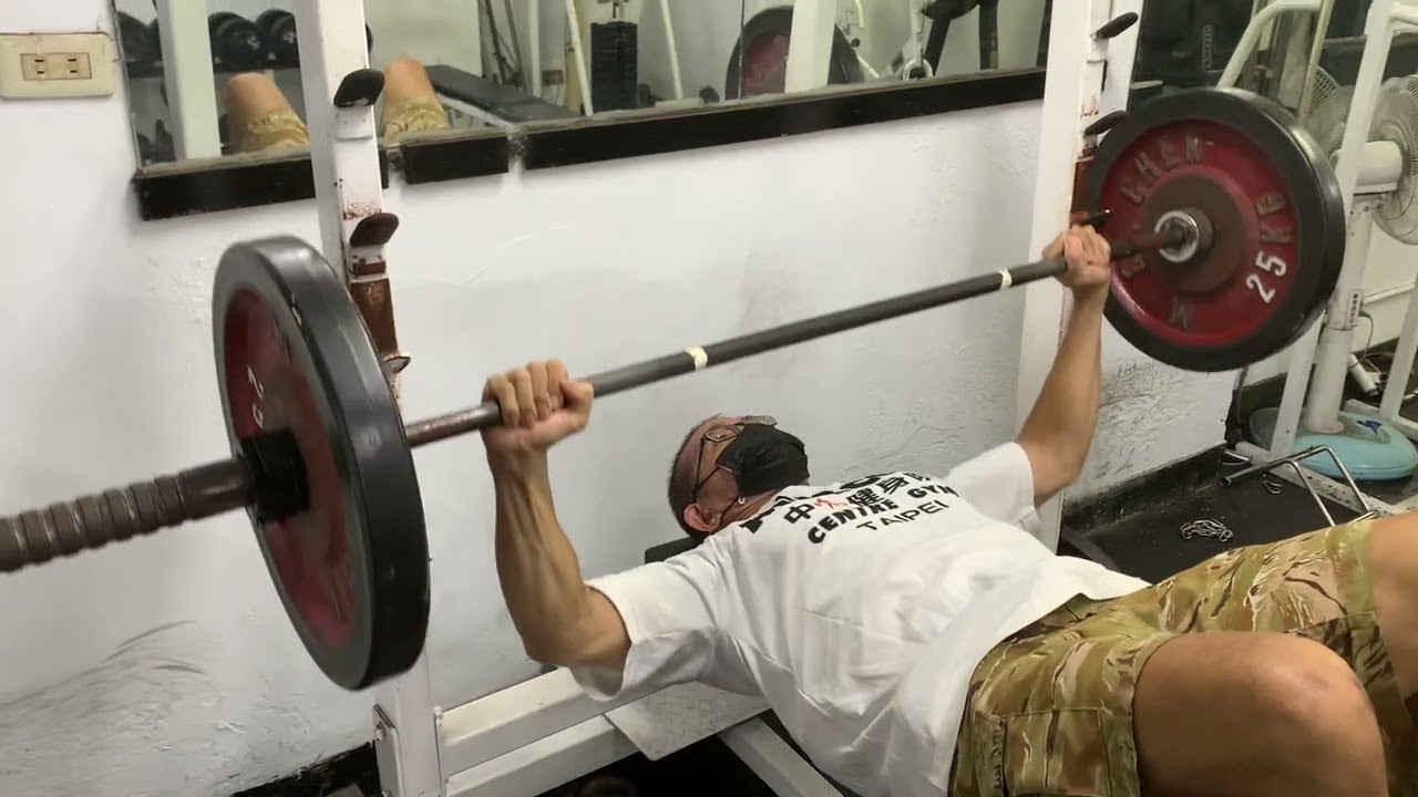 71歲黃阿文教練 臥推70 KG x 12下 ！ 縮圖