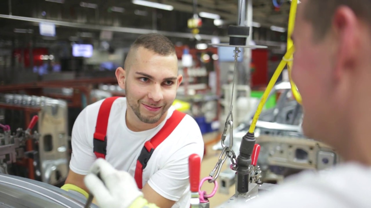 Karosszéria lakatos kollégánk, Boldizsár Balázs bemutatja mi is a munkája