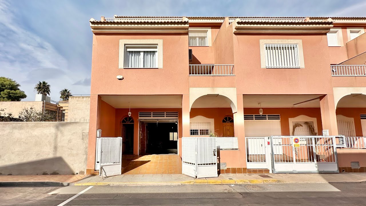 Casa grande con garaje en venta en San Pedro del Pinatar. Tipo sobre pilares