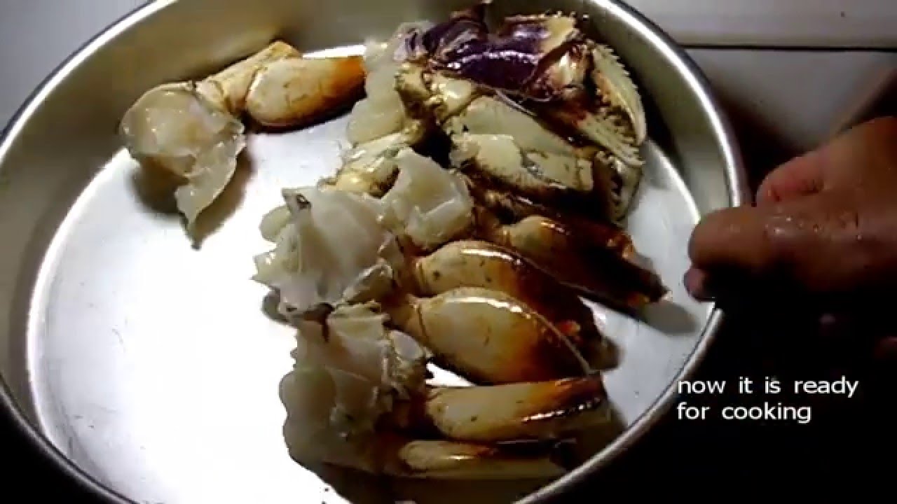 How to Cut Crabs ( into Serving Pieces plus blooper ) | HAPPY WOK