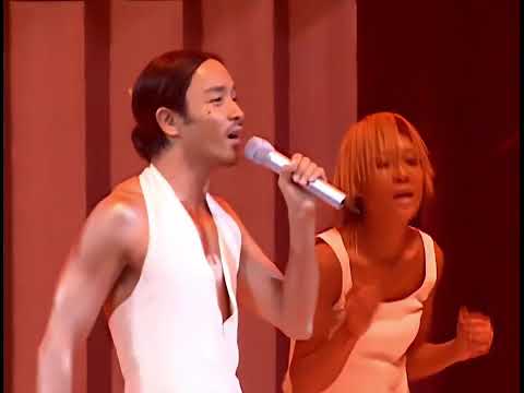張國榮 《不要愛他》動態歌詞 | 2000年《熱·情演唱會》《愛慕》《風再起時》《無心睡眠》《左右手》| 所穿的白色羽毛服飾、藍色釘珠牛仔褲，以及由法國著名設計師為他設計的貝殼裙褲已成永恆回憶！