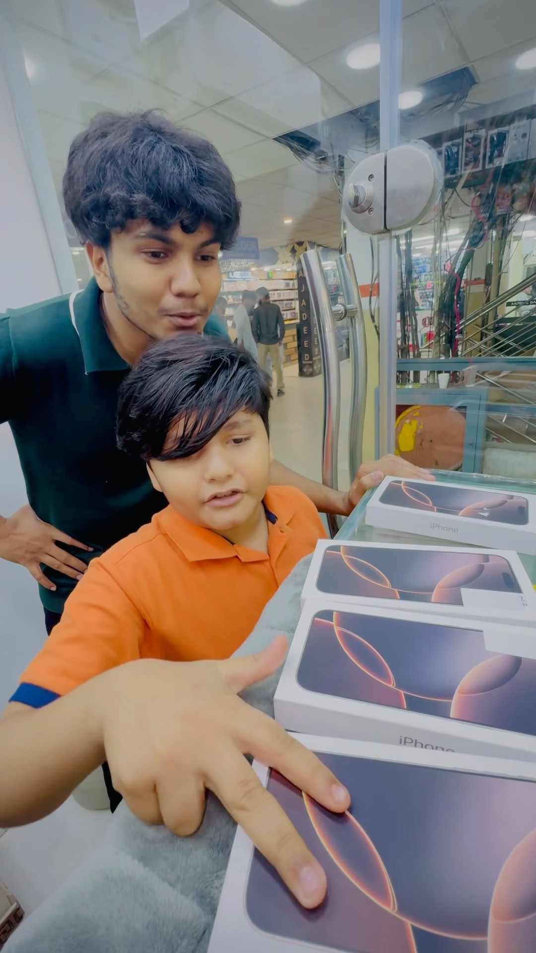 Ali ny subscribers k leye 16 pro max gift le leye ? || #foryou #viralvideo #trending