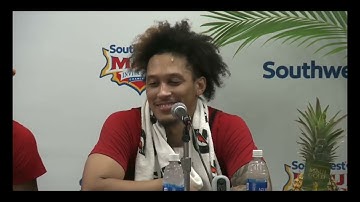 Coach Will Wade en spelers van NC State geven persconferentie na 81-70 overwinning op Boise State