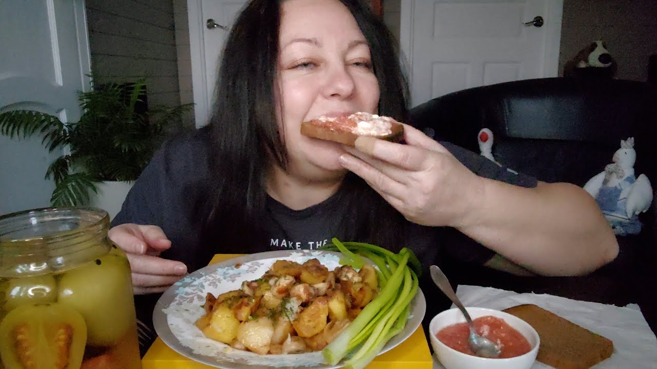Мукбанг🥔🍄 Жареная картошка с грибами, Зеленые помидоры, Аджика