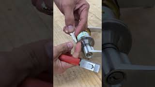 This is how the Key Cutter works, a locksmith tool for making and duplicating keys.