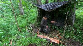 雨の森で自然のシェルターを作る｜焚き火と料理・自然音
