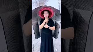 Walking Umbrella! Chinese Aunty's 999 IQ Hack to Beat the Heat 🌞#shortsfeed