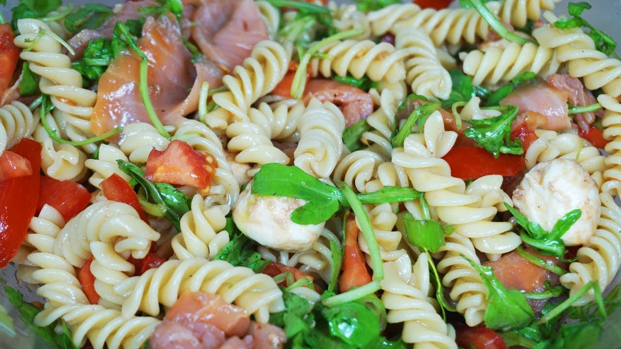 Nudelsalat | mit Rucola und Lachs - YouTube