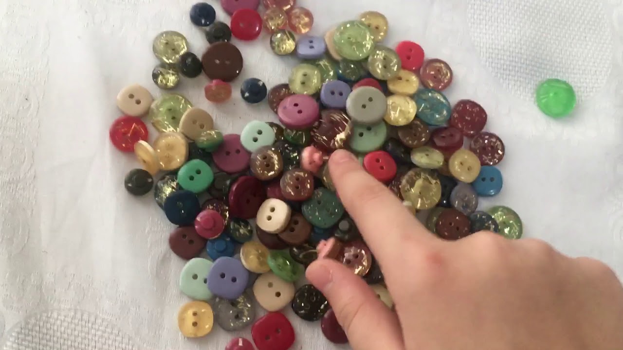 Renk renk düğmeler eğlenelim istedim ben Gökçe 😊🌹🌹🌹düğme koleksiyonum😂
