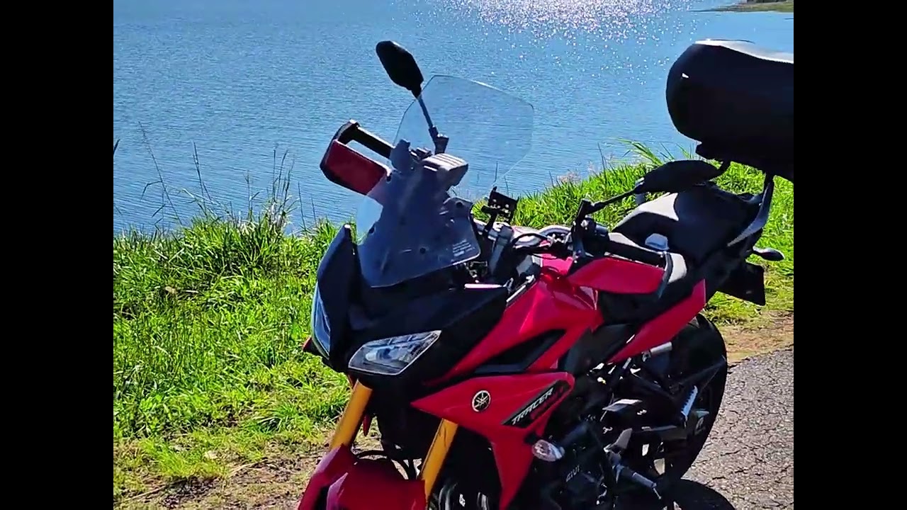 Moto, estrada e natureza: a combinação perfeita pra limpar a mente." 