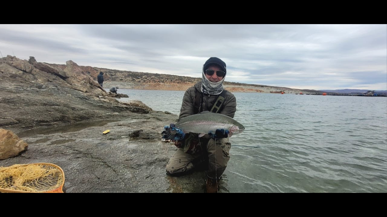 Pesca de truchas en Lago Piedra del Águila en buena compañía