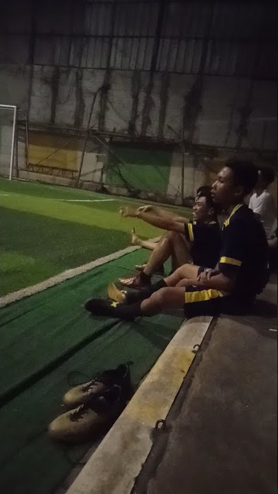 status wa halu lagi futsal lapang sintetis
