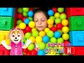 Capture de la vidéo Ceylin & Skye - Colorful Ball Pool Comptines Et Chansons Kinderlieder Canzoni Per Bambini Kids Songs