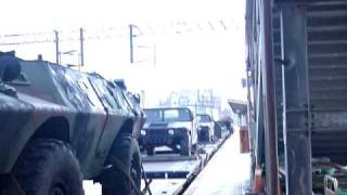 遇到貨運火車運送裝甲車.MOV