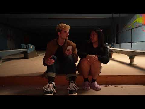 لقد اقتحمنا صالة البولينج المهجورة في مدرستنا