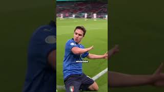 les joueurs glissant sur le tapis gazon