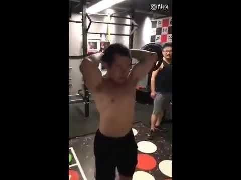 【速報】野獣先輩、トレーニングジムで発見される