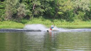 Огромная Скорость - за катером в прыжках на водной лыже.