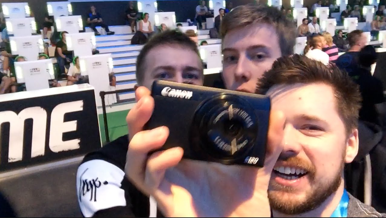 GAMESCOM DAY 1 vLOG w/ Miniminter, Calfreezy, TobiiasGaming & MORE!
