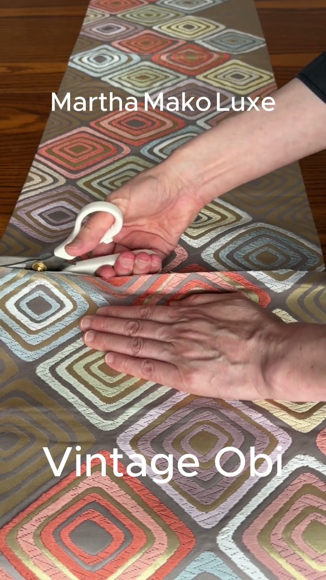 table runner 金彩唐織花丸　帯リメイク　正絹 正絹帯をザクッ✂️唐織に薫る幾何の宴｜和モダン タペストリーに。#帯
