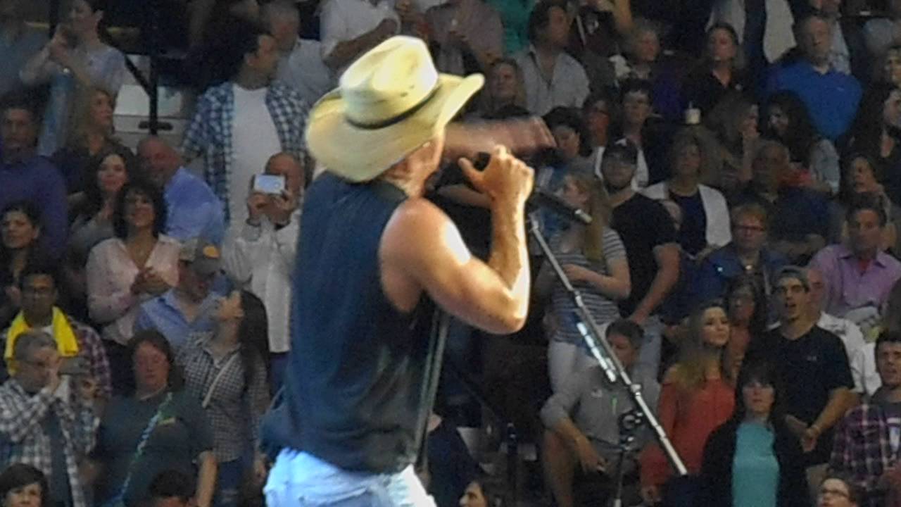 Kenny Chesney Noise   Mohegan Sun Arena, Uncasville, CT 5/13/16