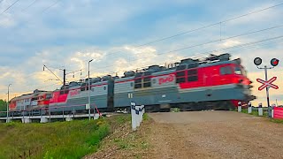 Railway crossing. Diesel & Electric Locomotives. Ludzia, Udmurtia / Тепловоз с элетровозом. Удмуртия