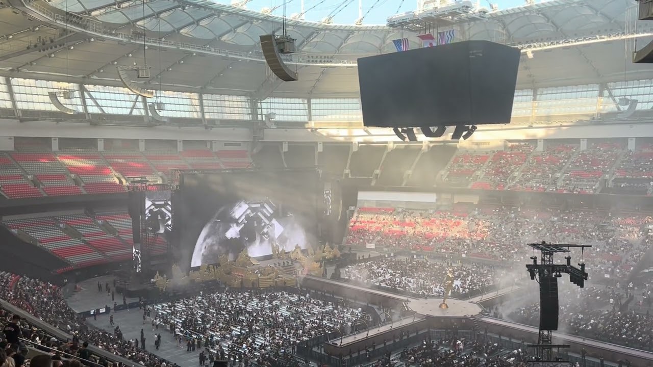 Mike Dean playing ‘Hold My Liquor’ in Vancouver, BC before The Weeknd’s show