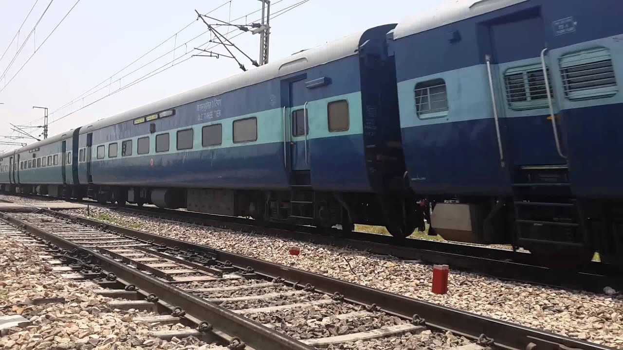Mangala Lakshadweep Express BSL WAP4 @ 110km/h flat KICKING DUST !