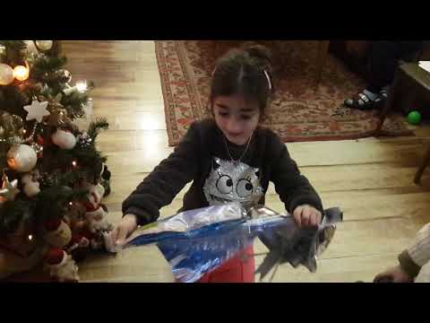 საფო ხსნის თოვლის ბაბუას ნაჩუქარ საჩუქარს