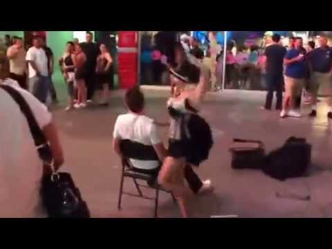 Adamın Üzerine İşeyen Sokak Dansçısı Kadın