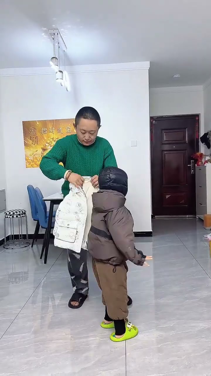 爸爸带娃果然不一样，这样穿衣服方便又保暖爸爸到底给儿子穿了几层，这下不怕冻着了！#cute baby#baby#萌娃#搞笑日常 #人类幼崽#小米宝