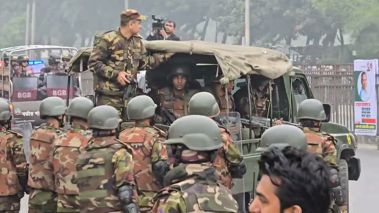 হযরত শাহজালাল আন্তর্জাতিক বিমানবন্দর থেকে বের হয়ে 300 ফিট এর উদ্দেশ্যে রওনা দিয়েছেন। তারেক রহমান