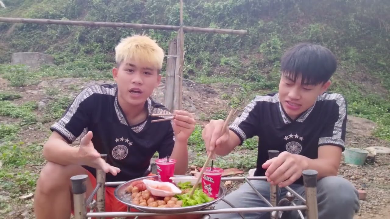 Ăn xúc xích cá viên (quang vlog)