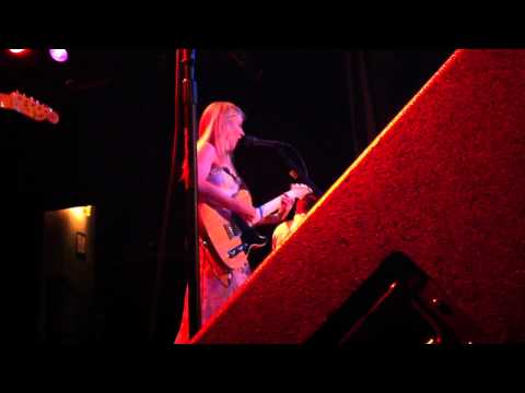 Liz Phair - "Mesmerizing" (2010-12-13)