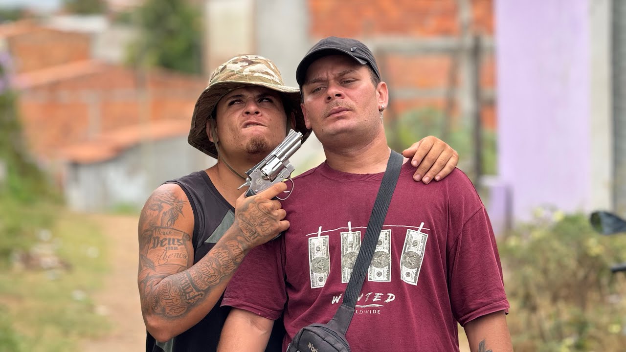 SE ACHOU DONO DA FAVELA, BATEU EM QUEM NÃO DEVIA E O COROA RESOLVEU