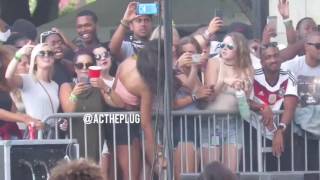 Malia Obama Gets Her Life At LOLLAPALOOZA!