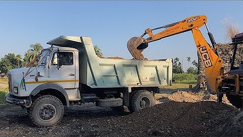 Loading Soil / Gravle JCB Machine @ Tripper Dump / Best JCB Operator