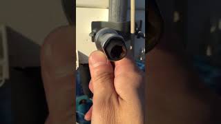 ノンスリップレンチ 、蝶ネジを締める